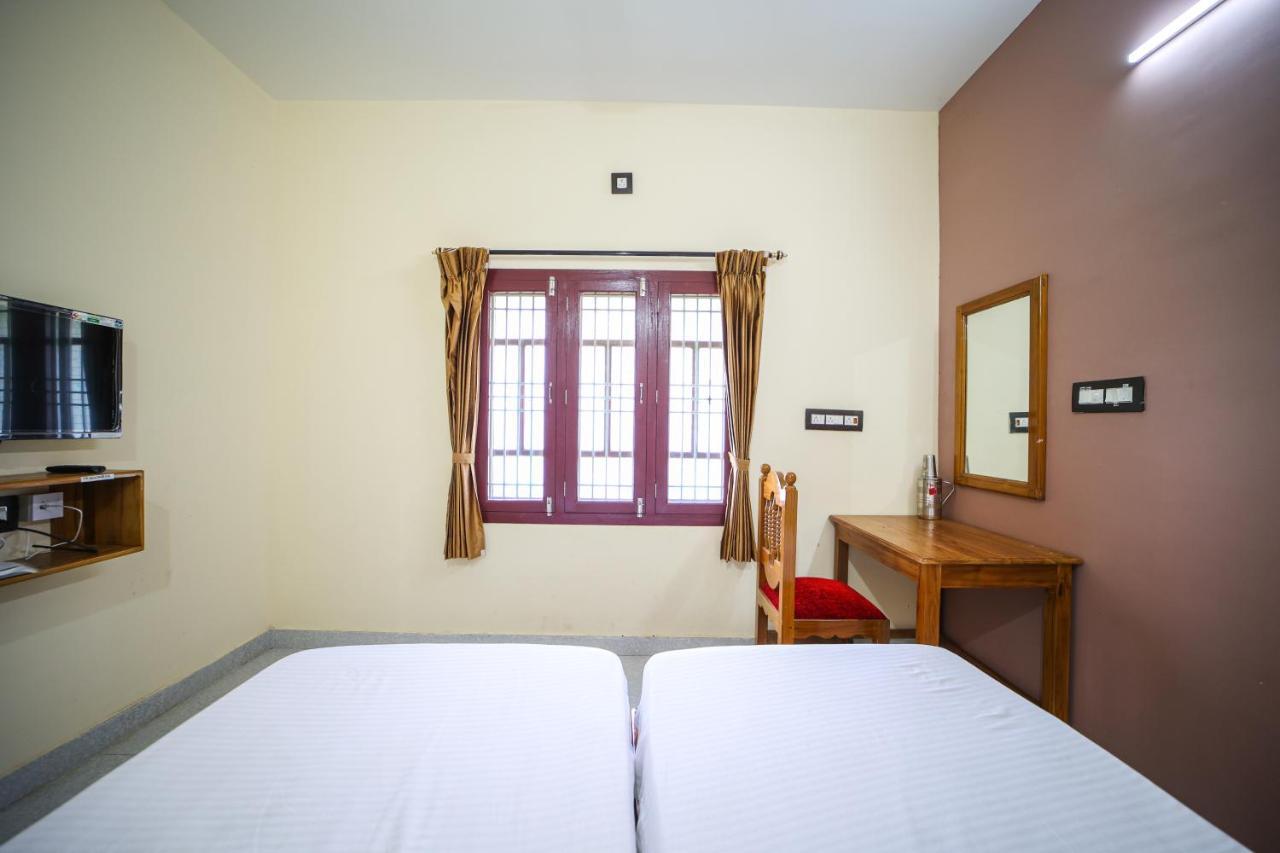 The Pothigai Palace Hotell Kuttālam Exteriör bild