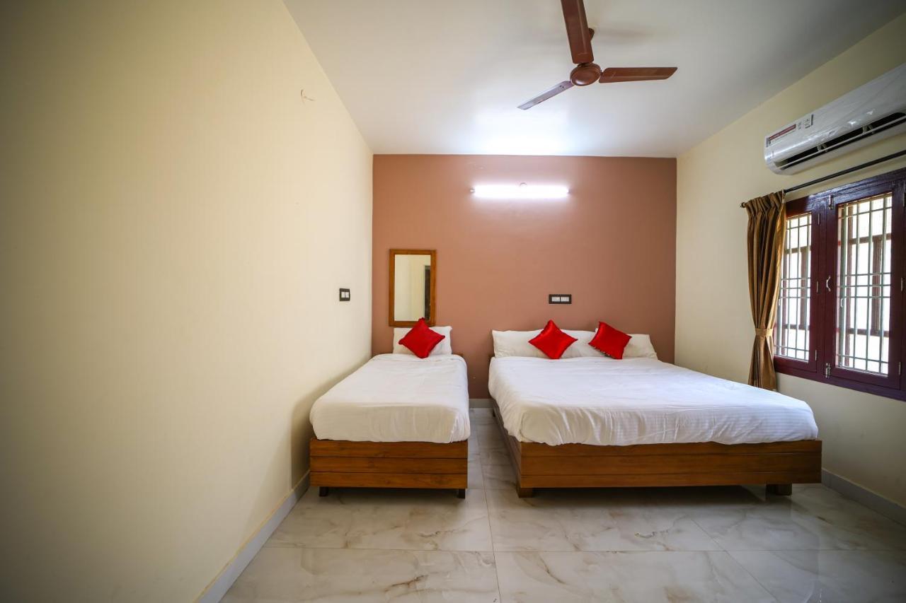 The Pothigai Palace Hotell Kuttālam Exteriör bild