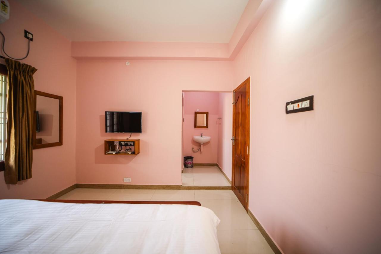 The Pothigai Palace Hotell Kuttālam Exteriör bild